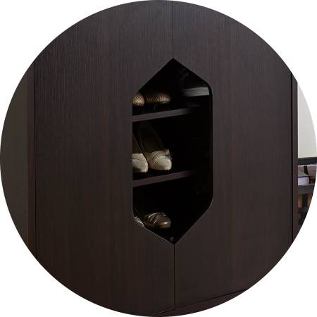 Le scarpiere presentano uno stile moderno e minimalista.